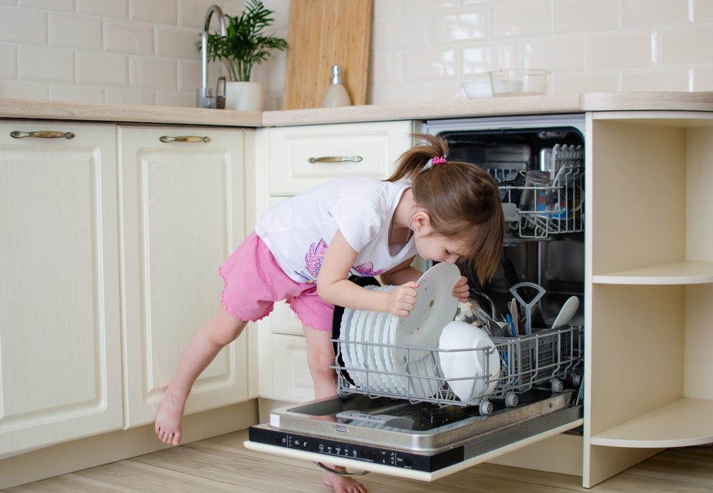 Dete, devojčica, sudovi, kućni poslovi