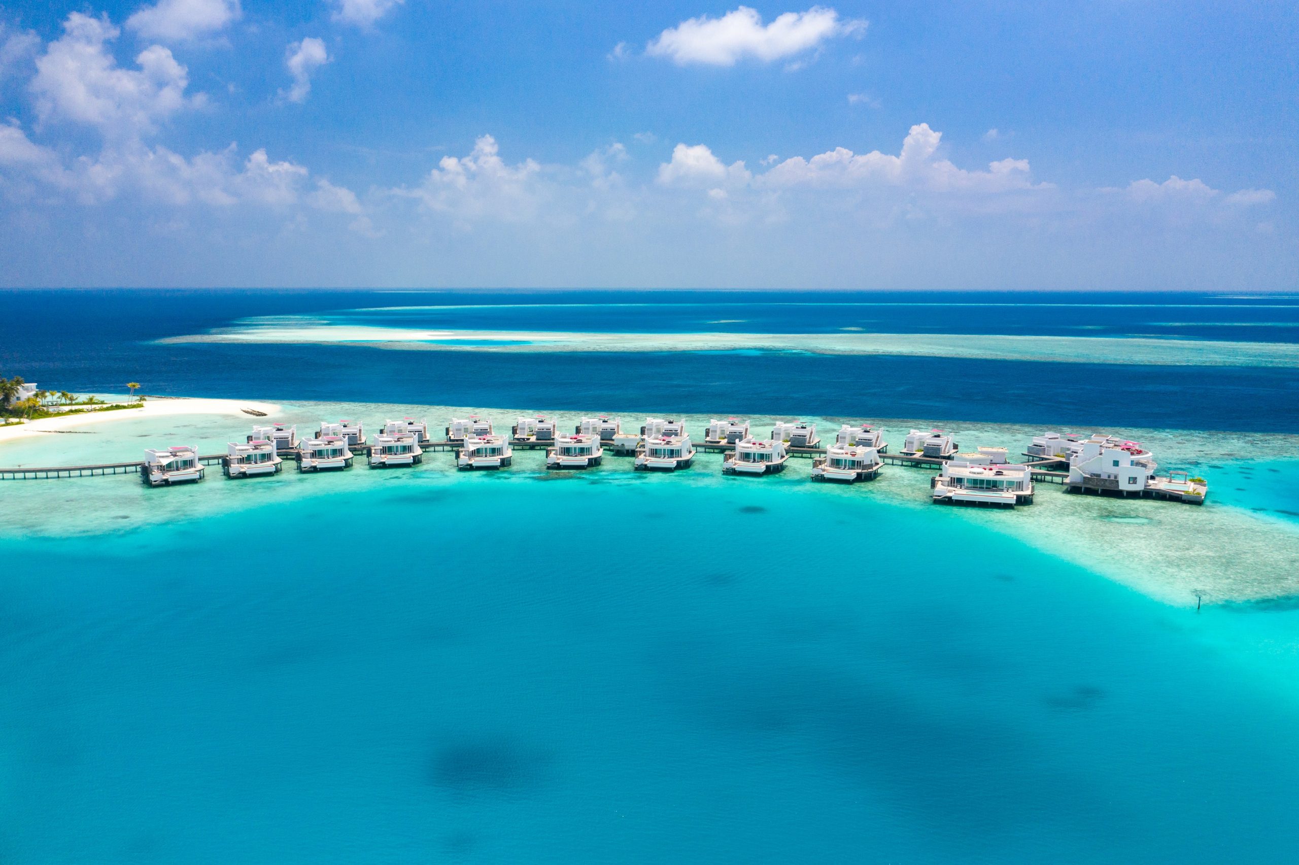 Maldivi, Selo u kom svaka kuća ima bazen i bar na krovu