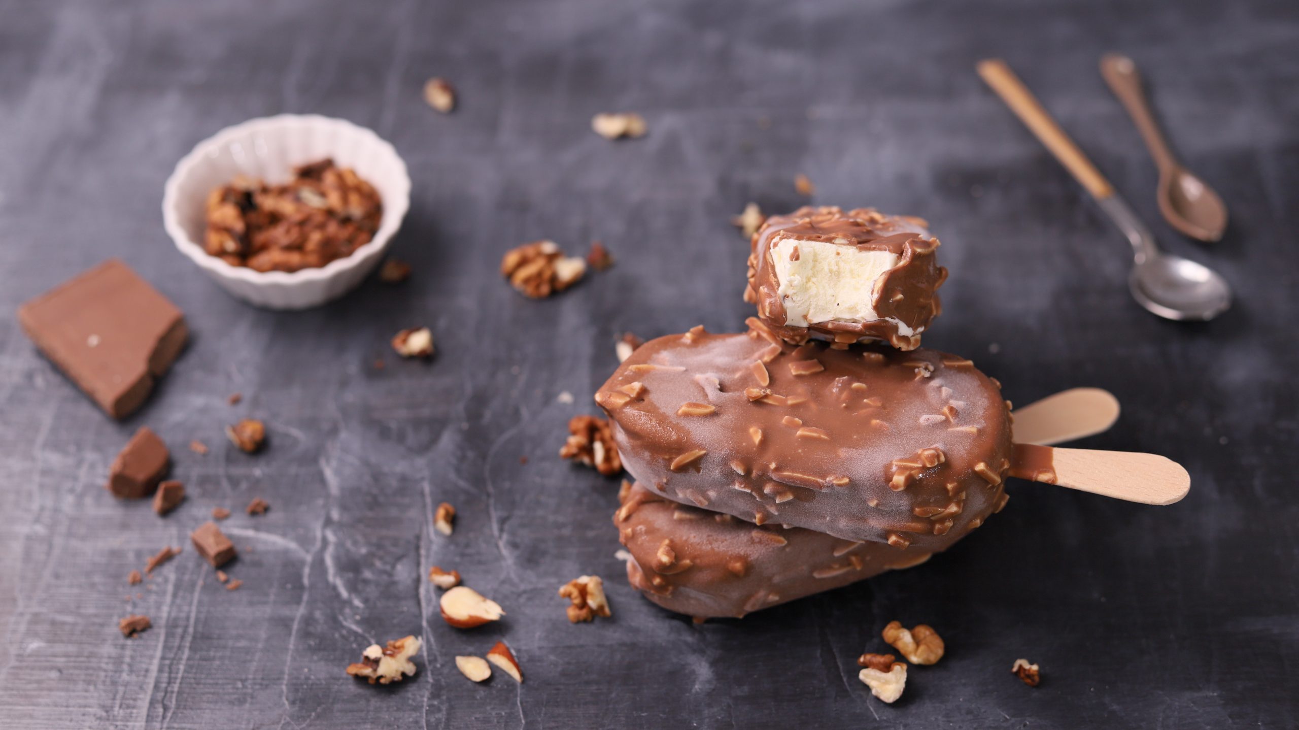 Čokolada i bademi, sladoled 10 namirnica koje će vam pomoći da bolje spavate