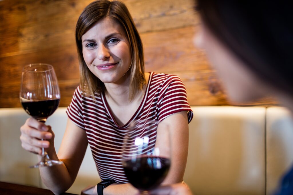 portret mlade devojke koja pije vino