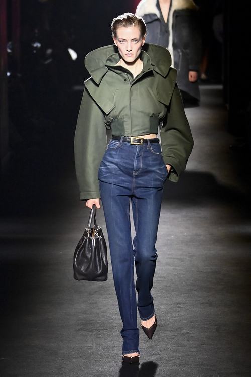 Një modele shihet në pasarelën e sfilatës së modës Balenciaga