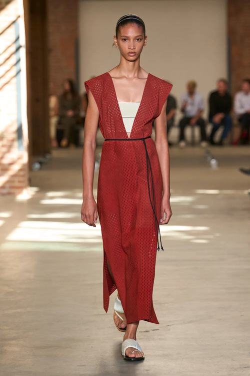 Një modele ecën në pasarelë për koleksionin Calvin Klein