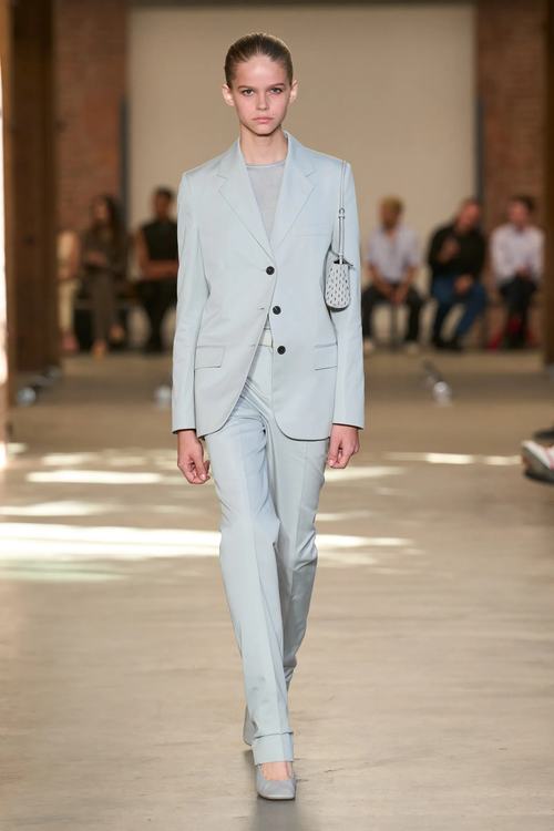 Një modele ecën në pasarelë për koleksionin Calvin Klein
