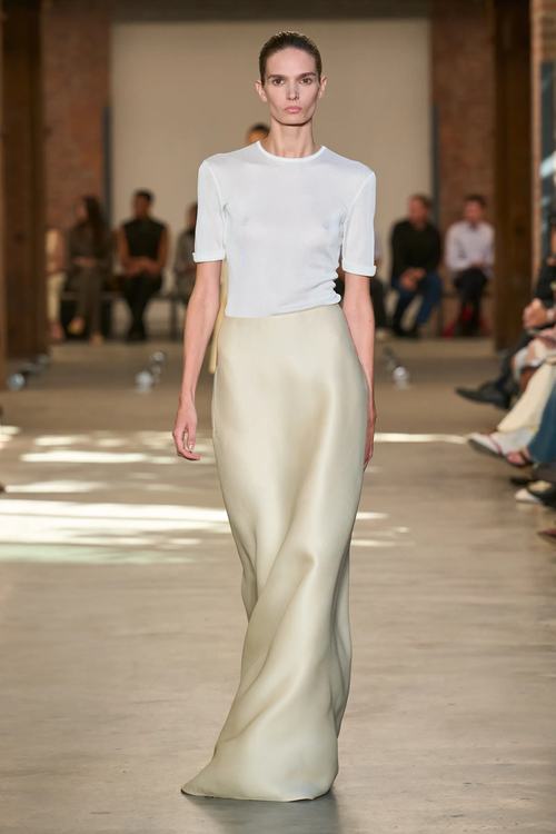 Një modele ecën në pasarelë për koleksionin Calvin Klein