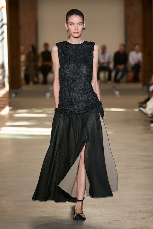 Një modele ecën në pasarelë për koleksionin Calvin Klein