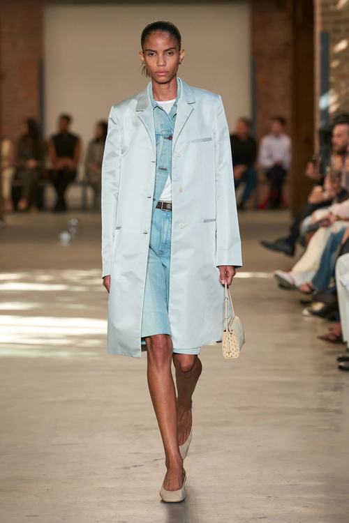 Një modele ecën në pasarelë për koleksionin Calvin Klein