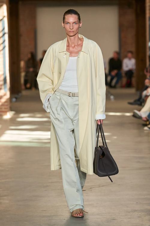 Një modele ecën në pasarelë për koleksionin Calvin Klein