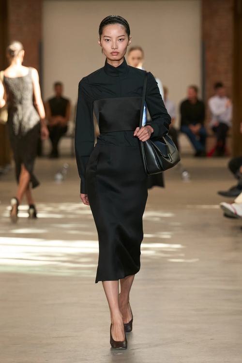 Një modele ecën në pasarelë për koleksionin Calvin Klein