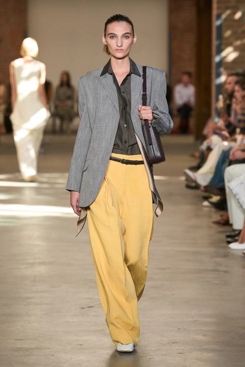 Një modele ecën në pasarelë për koleksionin Calvin Klein