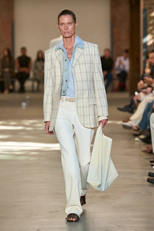 Një modele ecën në pasarelë për koleksionin Calvin Klein