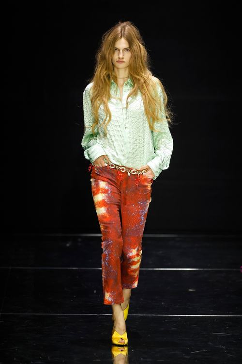 Modelja në pasarelën e sfilatës së modës Roberto Cavalli