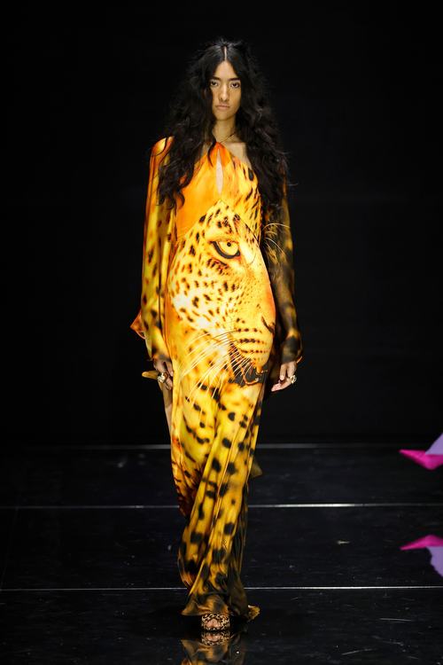 Modelja në pasarelën e sfilatës së modës Roberto Cavalli