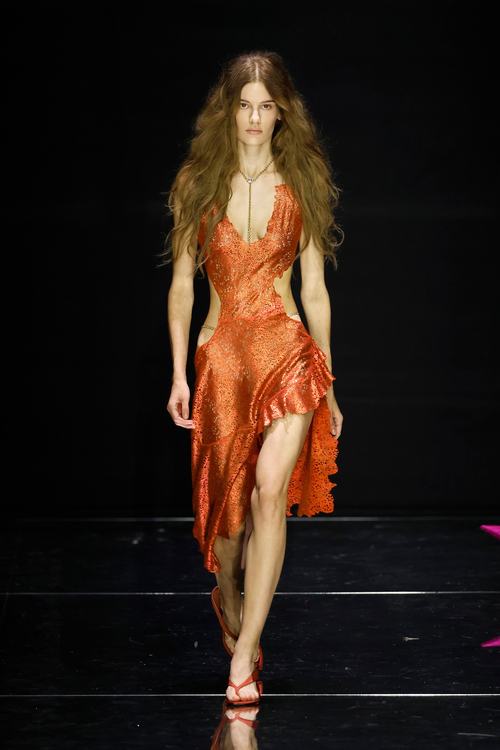 Modelja në pasarelën e sfilatës së modës Roberto Cavalli