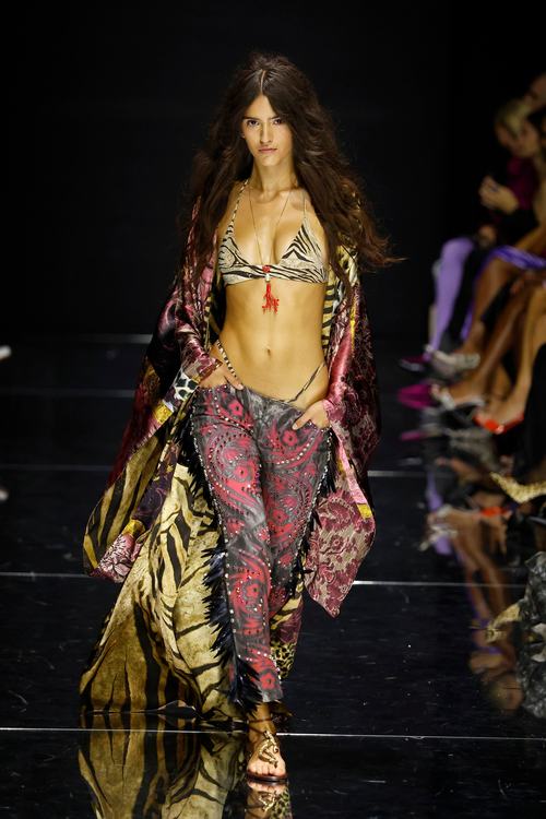 Modelja në pasarelën e sfilatës së modës Roberto Cavalli