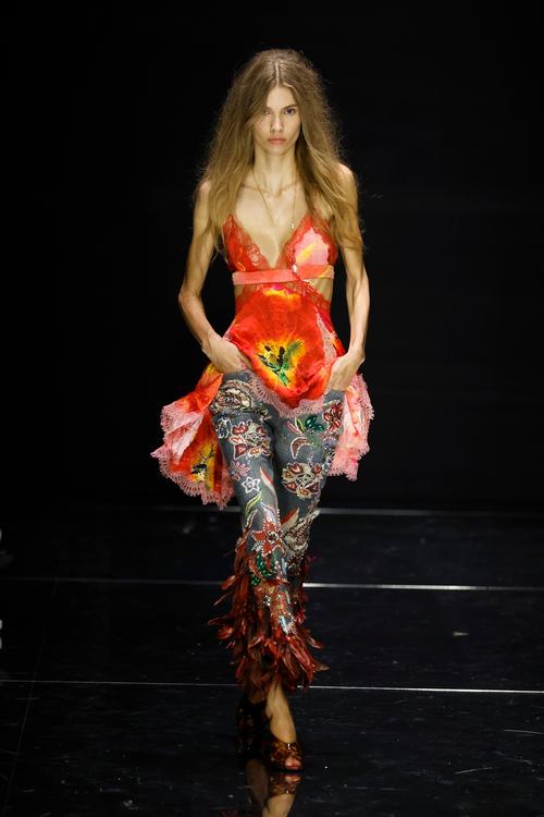 Modelja në pasarelën e sfilatës së modës Roberto Cavalli