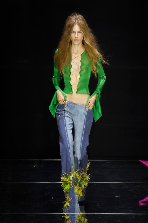 Modelja në pasarelën e sfilatës së modës Roberto Cavalli