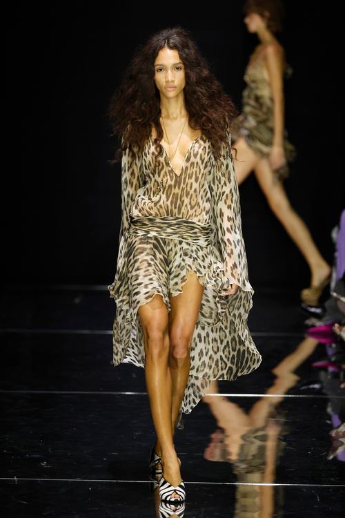 Modelja në pasarelën e sfilatës së modës Roberto Cavalli