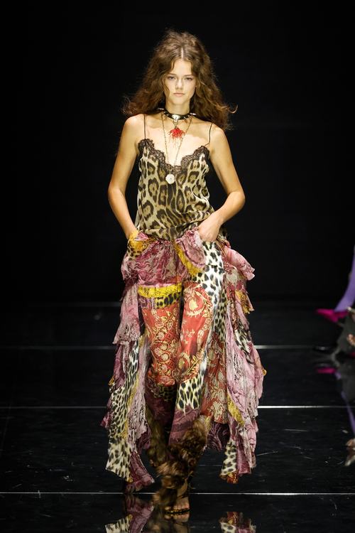Modelja në pasarelën e sfilatës së modës Roberto Cavalli
