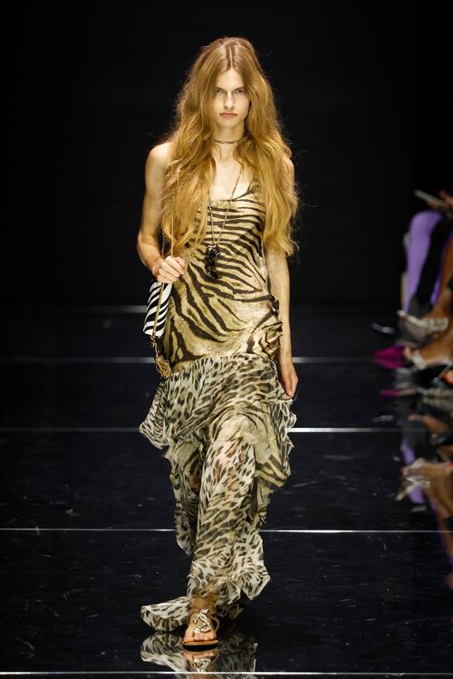 Modelja në pasarelën e sfilatës së modës Roberto Cavalli