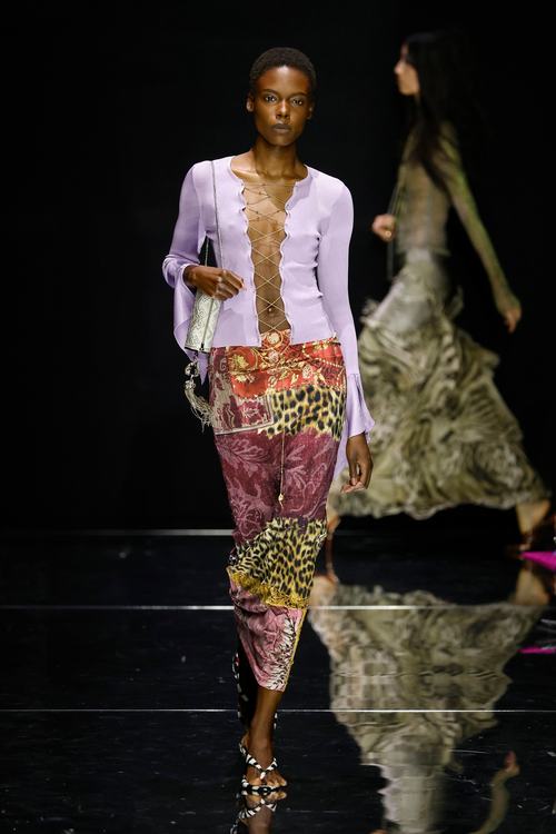 Modelja në pasarelën e sfilatës së modës Roberto Cavalli