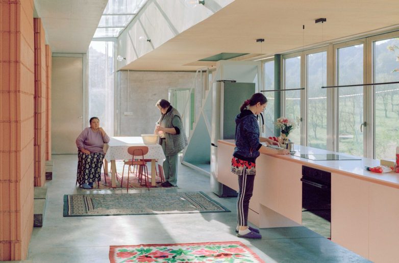 1770289076-Foto-Maxime-Delvaux-i-Adrien-de-Hemptinne-TEN_House-for-Five-Women_MD-and-AdH_14-782x516.jpg