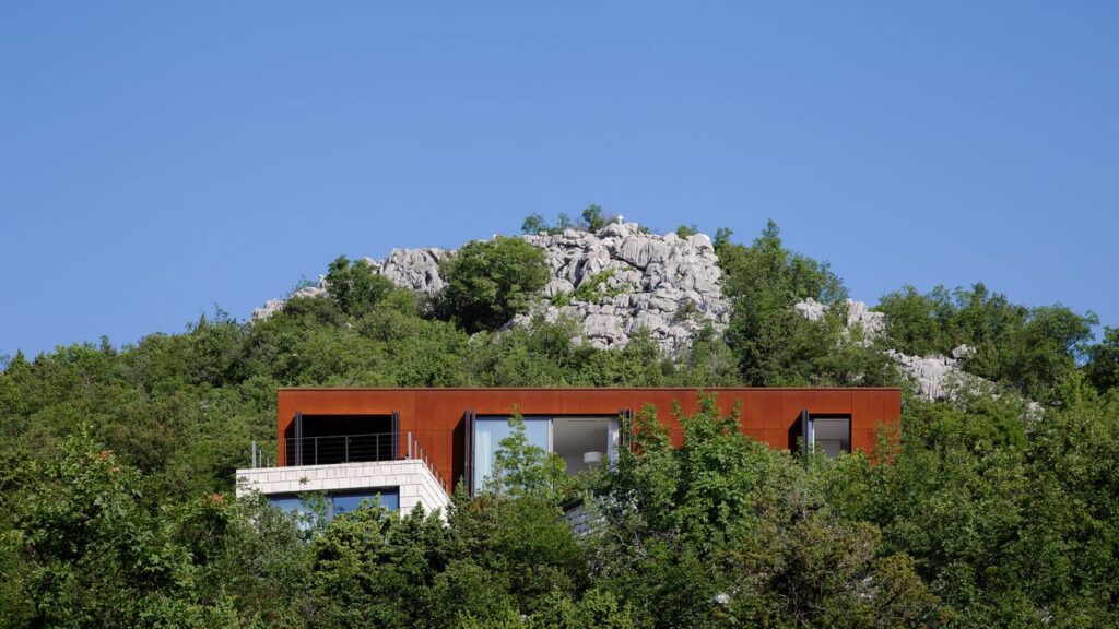 1711537393-villa_la_tout_andu_architects_rlvrw74558599dd157-1024x576.jpeg