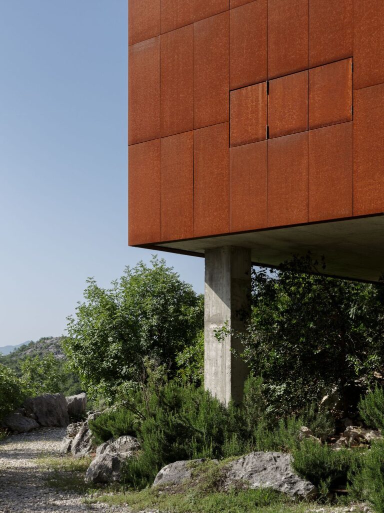 1711537395-villa_la_tout_andu_architects_rlvrw7904f213724c4-768x1024.jpeg