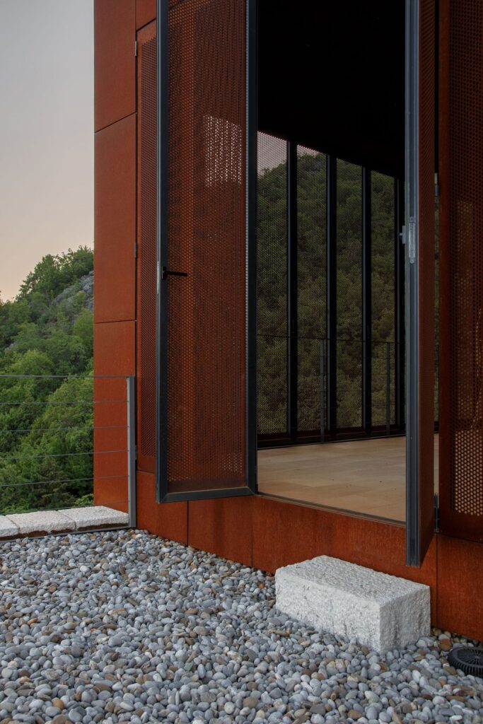 1711537401-villa_la_tout_andu_architects_rlvrw604c1667c14e6-683x1024.jpeg