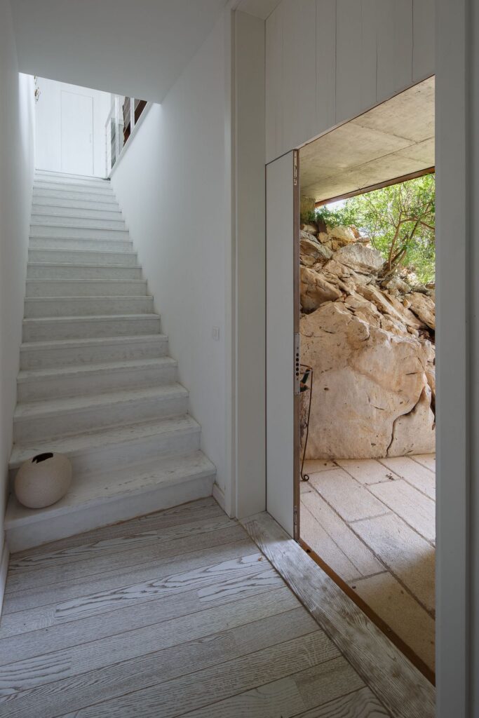 1711537445-villa_la_tout_andu_architects_rlvrvu3052a787d1ba-683x1024.jpeg