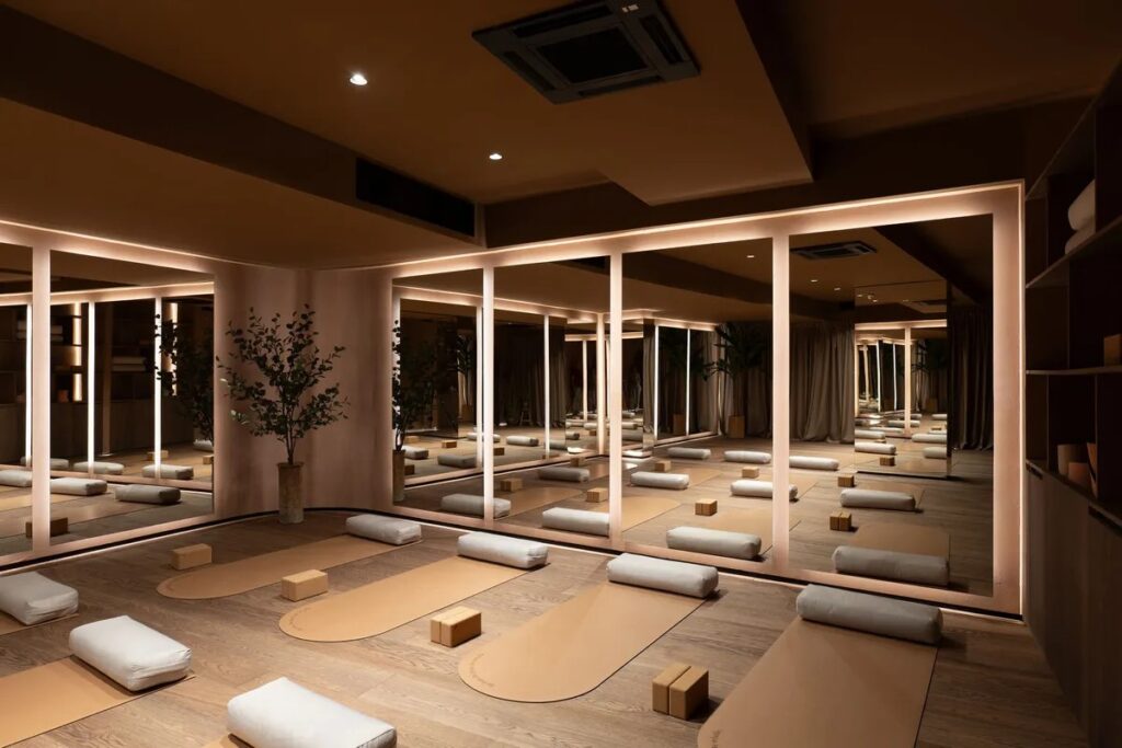 1754468660-enterijer_satya_yoga_studija_sz7c8d9683dd18642e-1024x683.jpeg