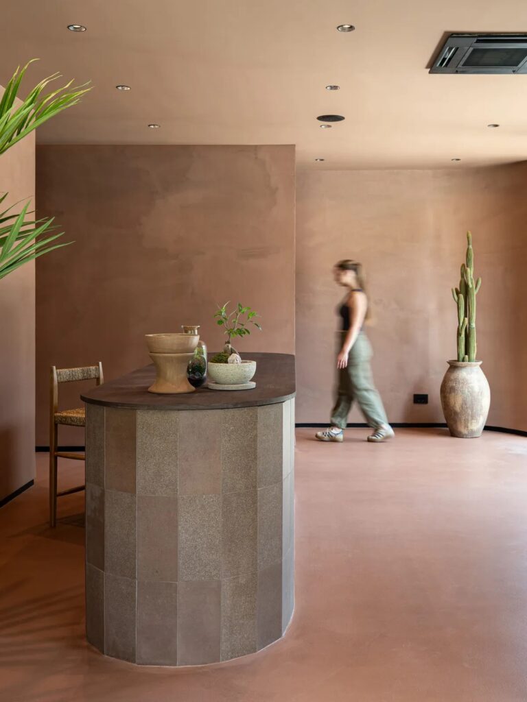 1754468677-enterijer_satya_yoga_studija_sz7c4634be277981b4-768x1024.jpeg
