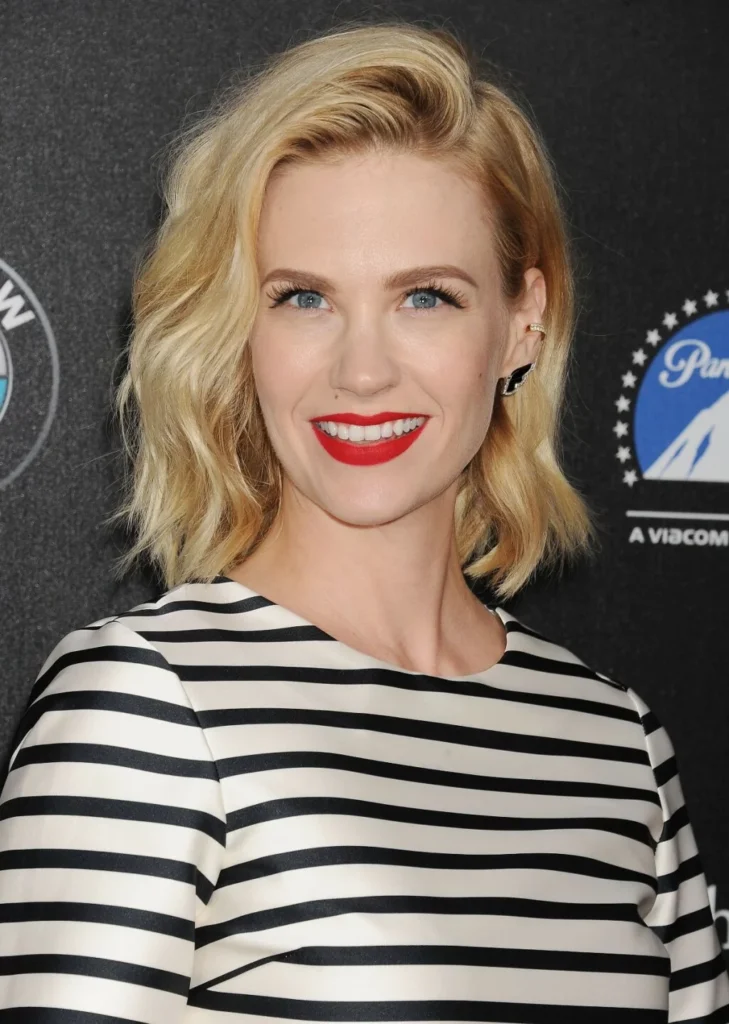 1698757023-62663735-january-jones-duboki-razdjeljak-na-stranu-729x1024.webp
