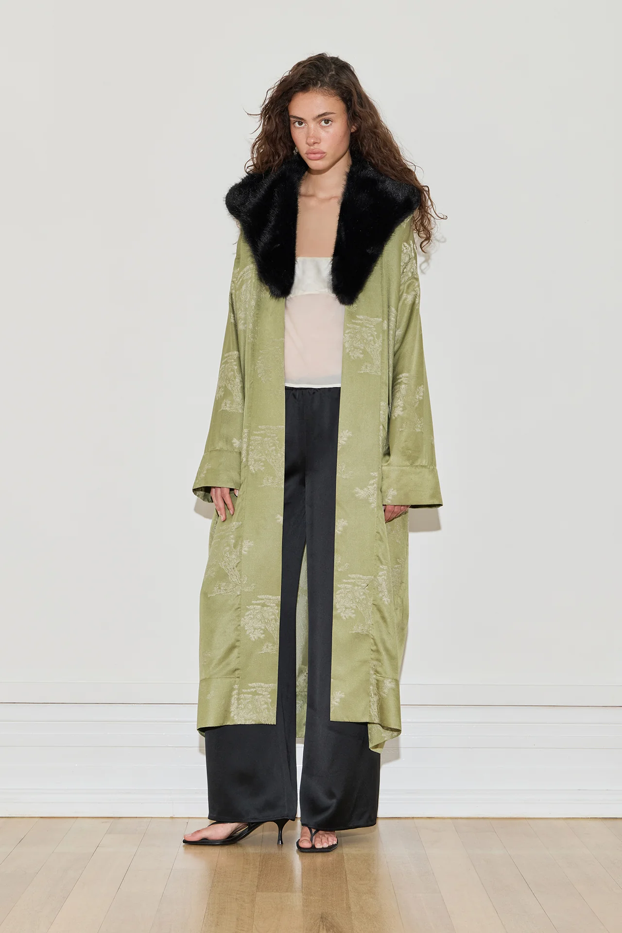 MAISON-ESSENTIELE-FUR-TRIMMED-KIMONO-TRENCH-GREEN_0793.webp
