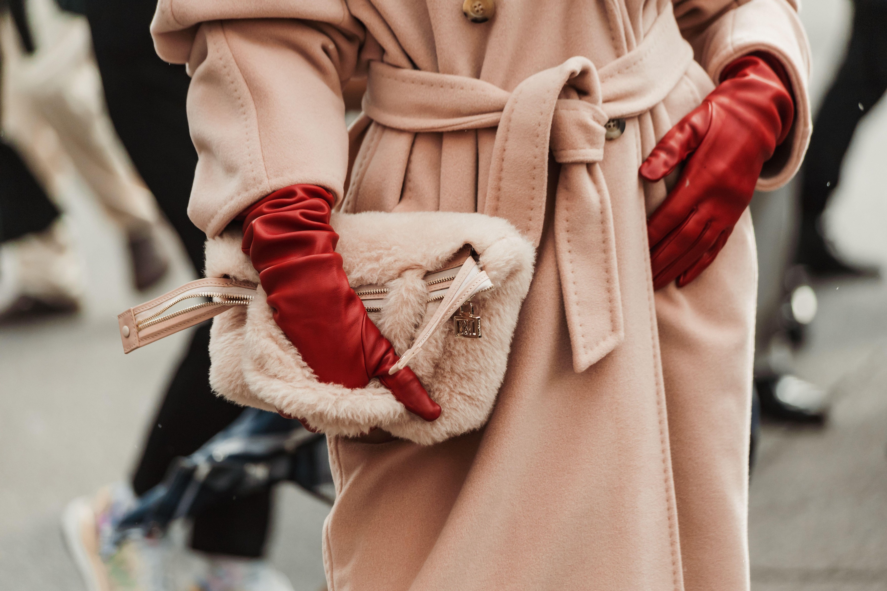 Fashion details. Anna Rosa Vitiello wears red sunglasses