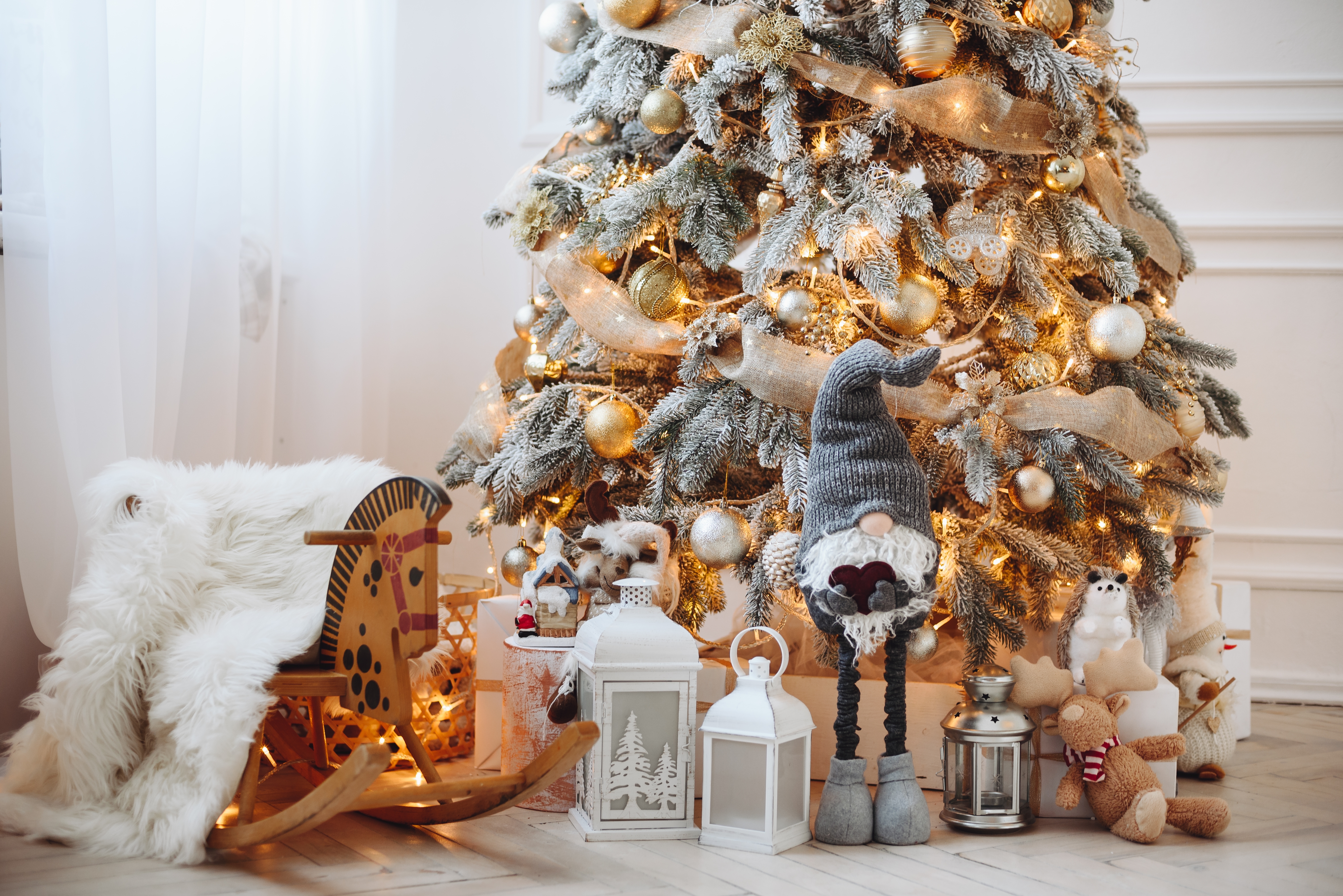 Snow,Covered,Artificial,Christmas,Tree,With,Golden,Christmas,Toys.,Wooden