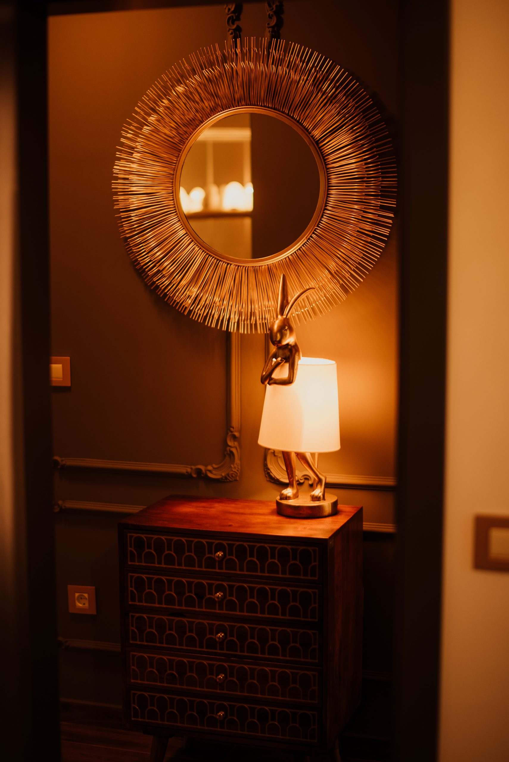 1643190666-LAMPA-ZEC-I-OGLEDALO-scaled.jpg