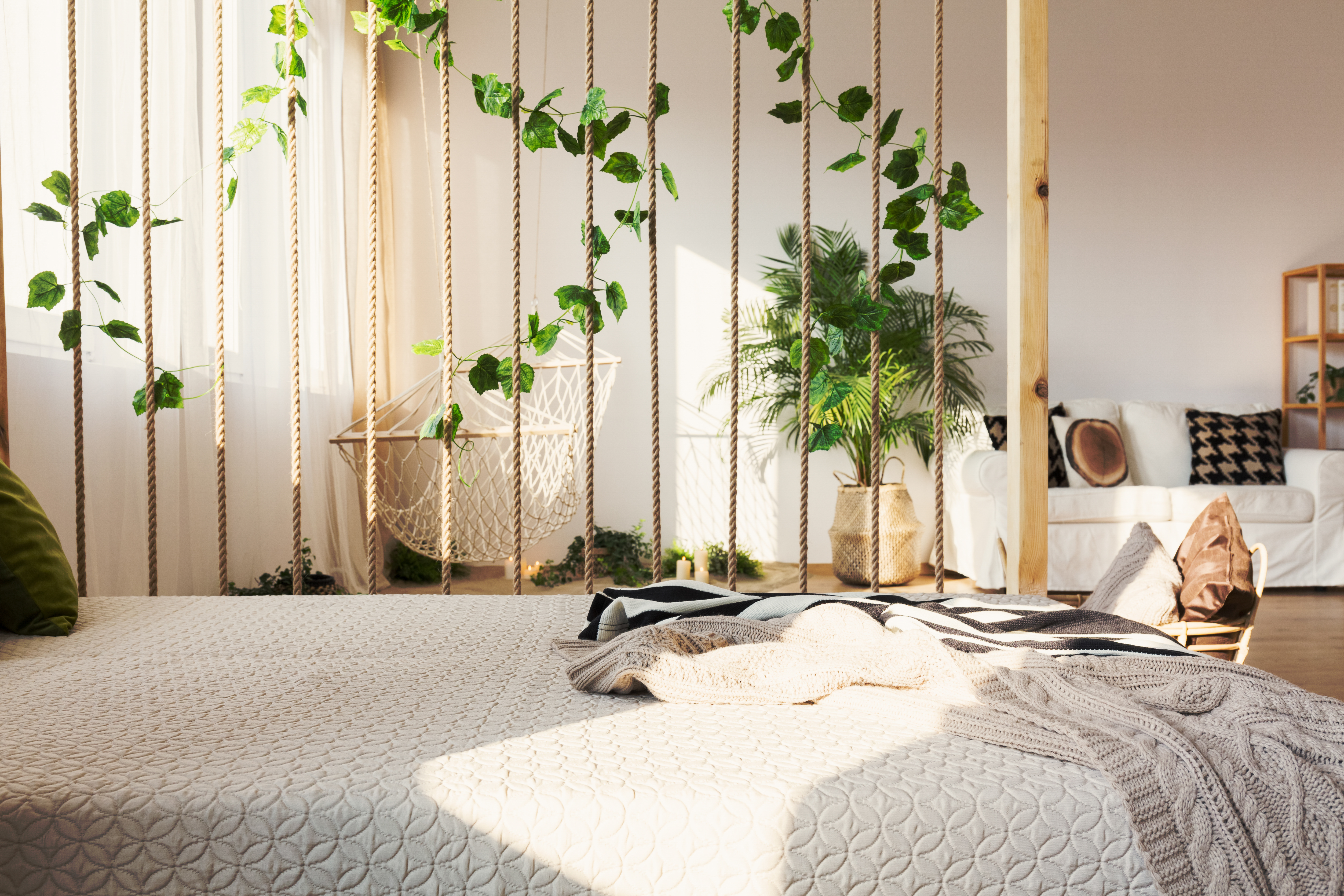 Inspiring,Rope,And,Ivy,Decorative,Room,Divider,Next,To,Elegant