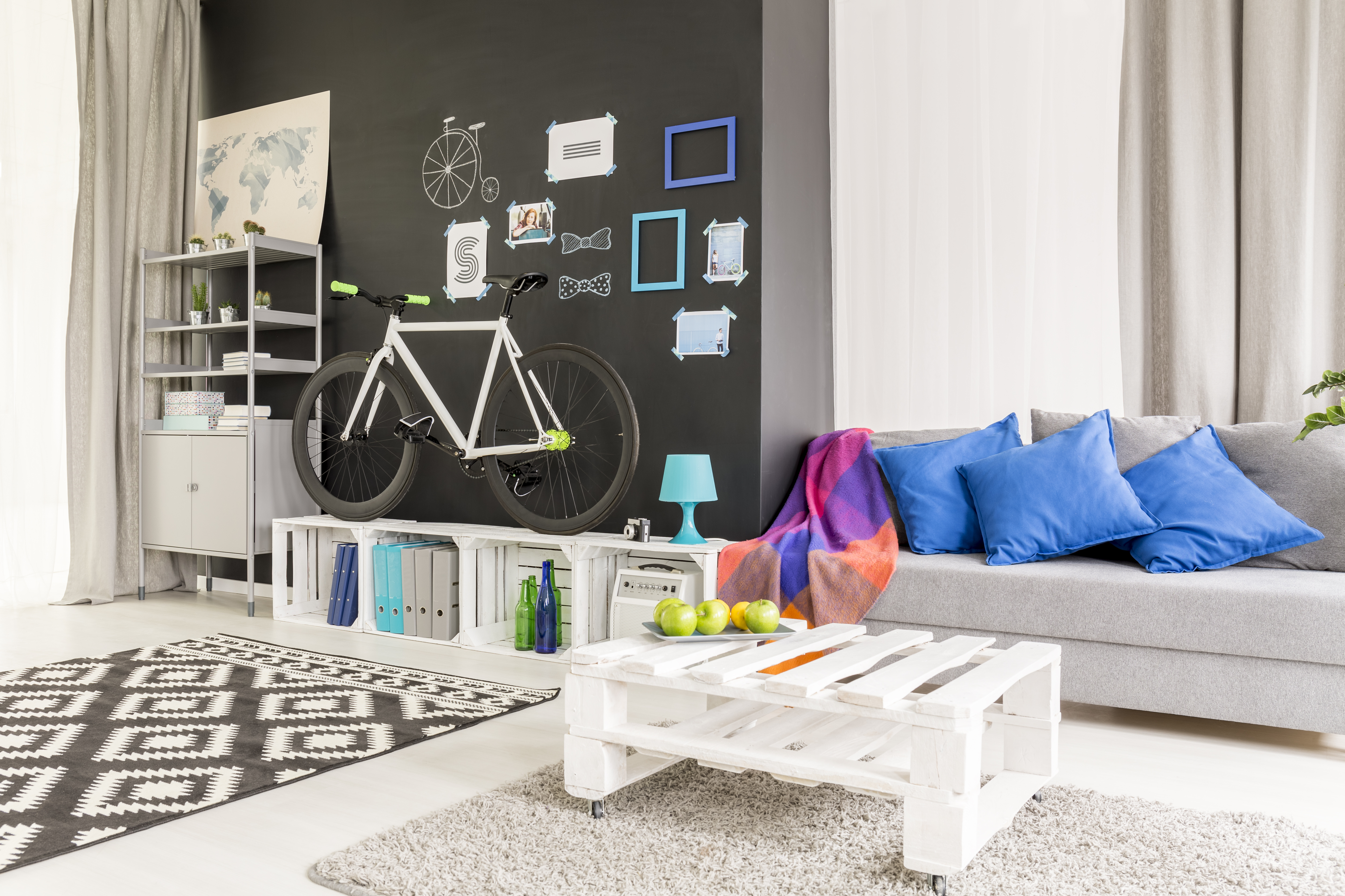Living,Room,With,Sofa,And,Pallet,Coffee,Table