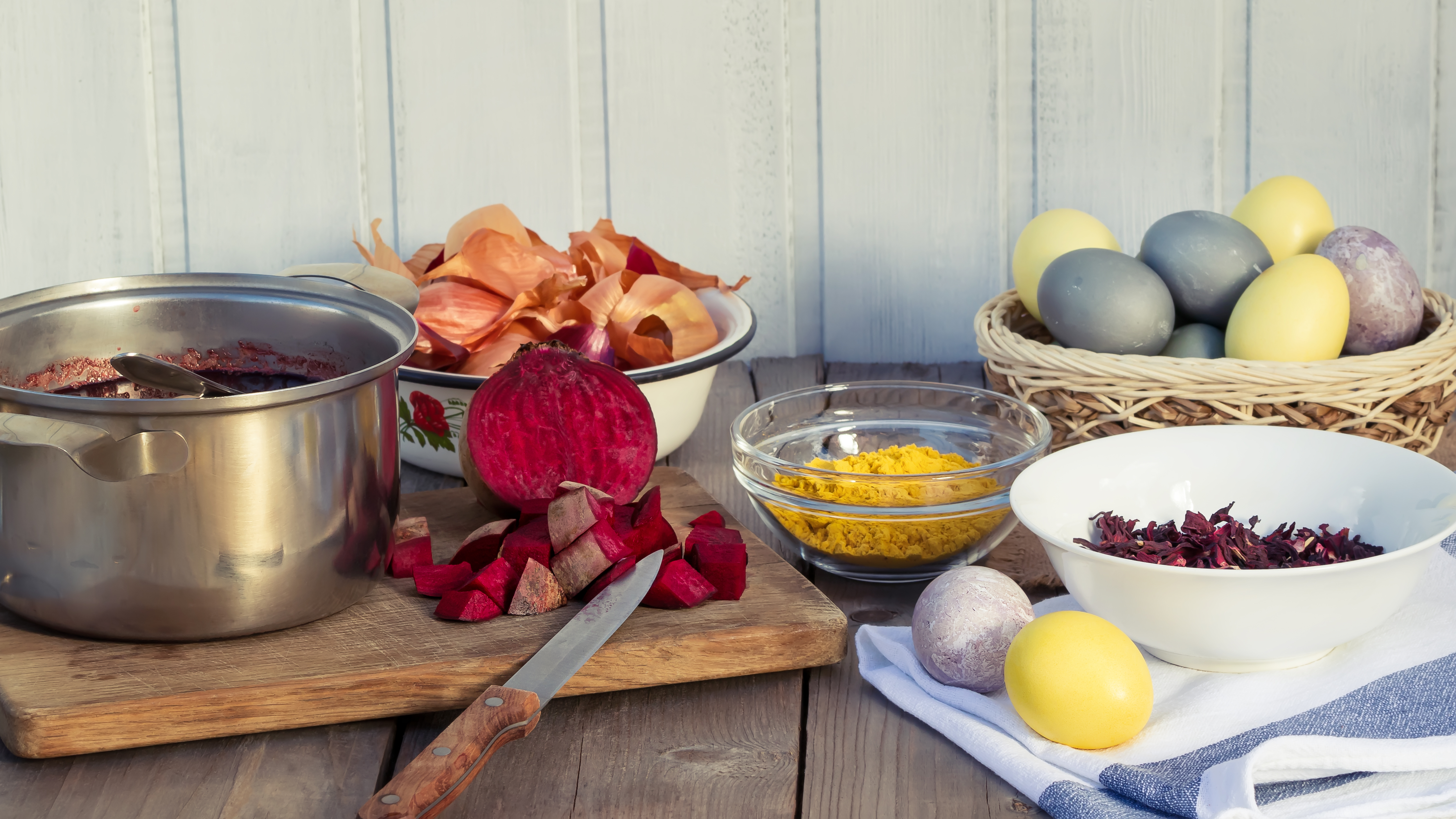 Process,Of,Coloring,Easter,Eggs,With,Various,Food,Natural,Dyes.