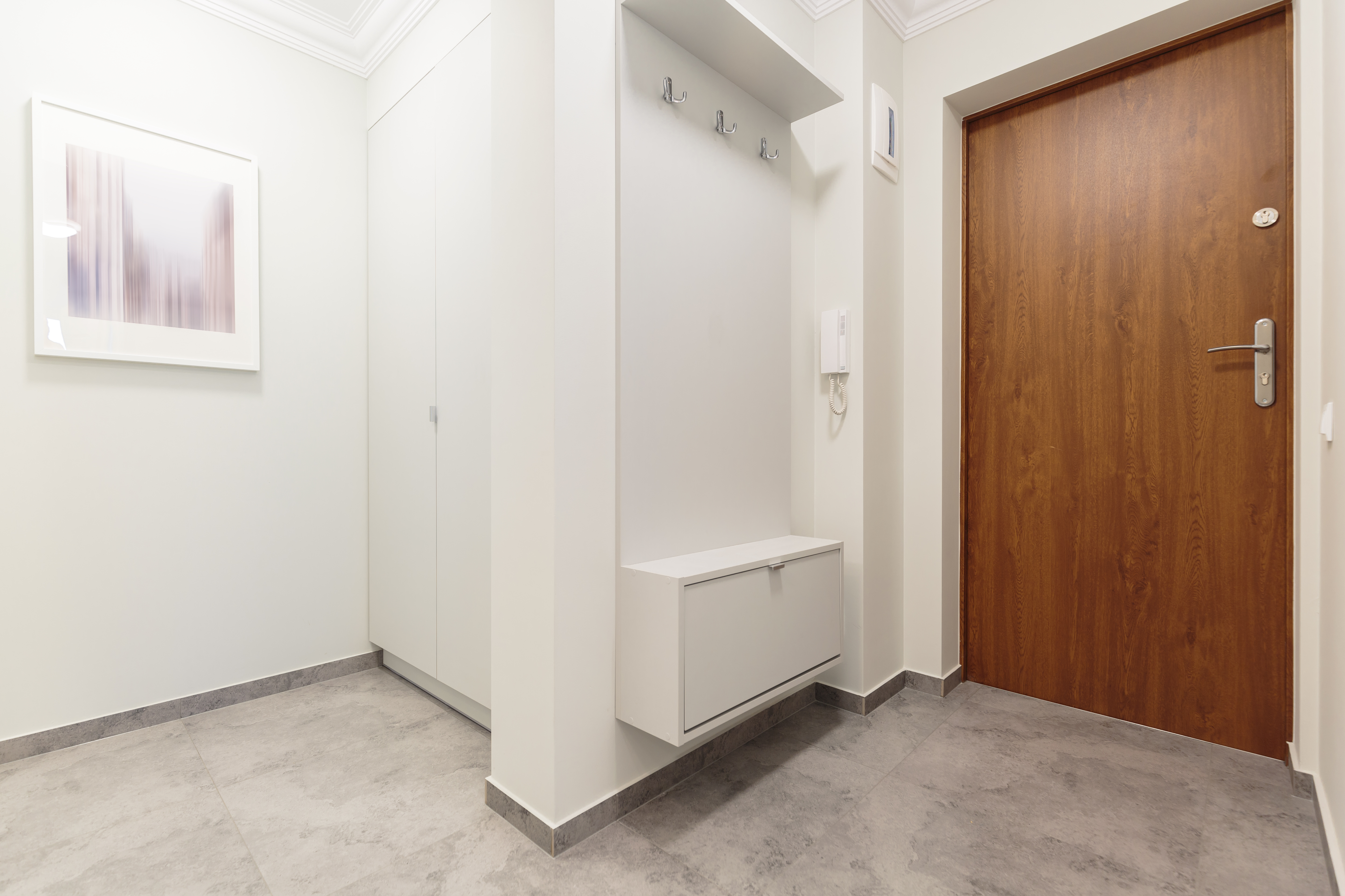 White,Empty,Anteroom,With,Wooden,Front,Door