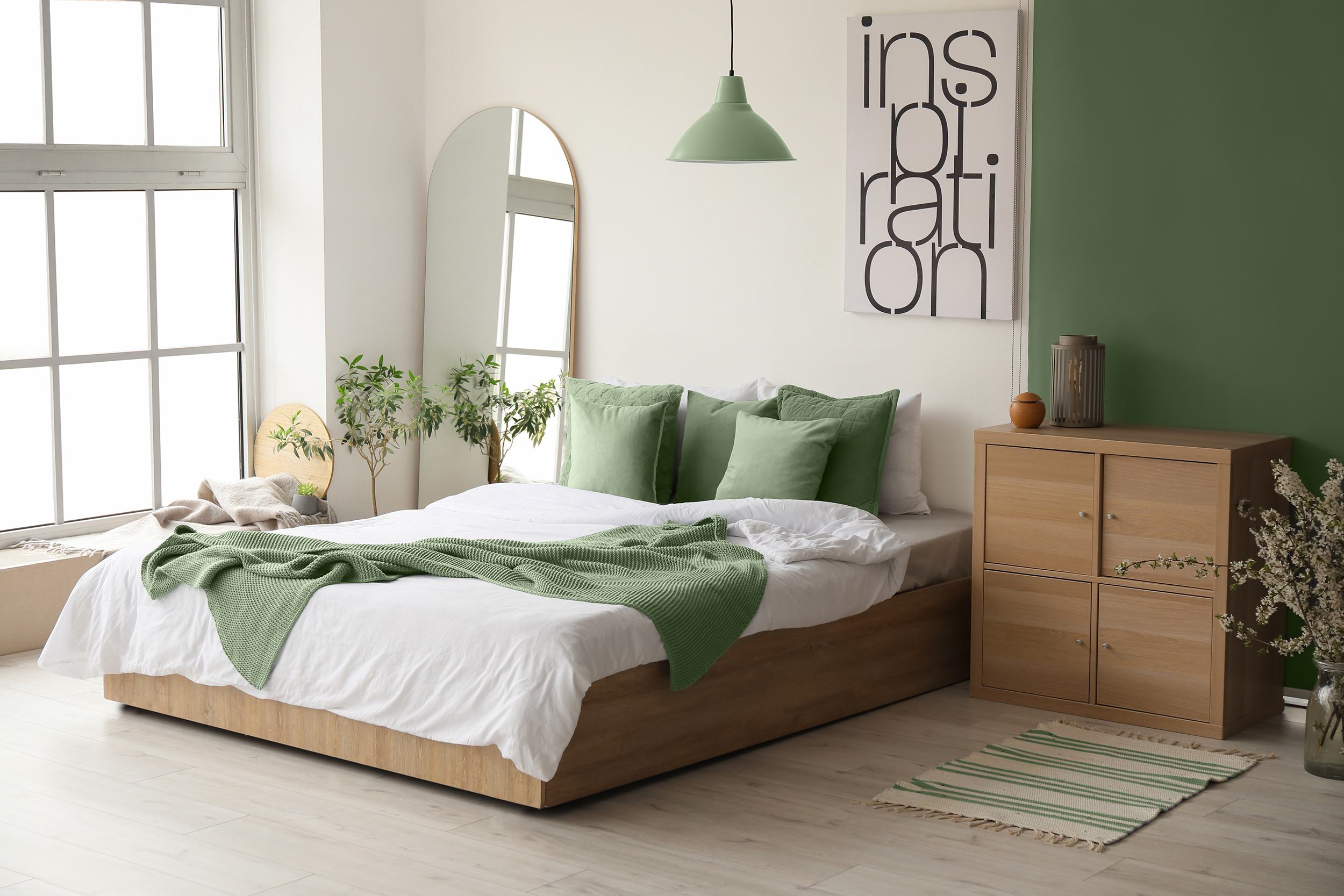 Interior,Of,Stylish,Room,With,Big,Bed,And,Mirror