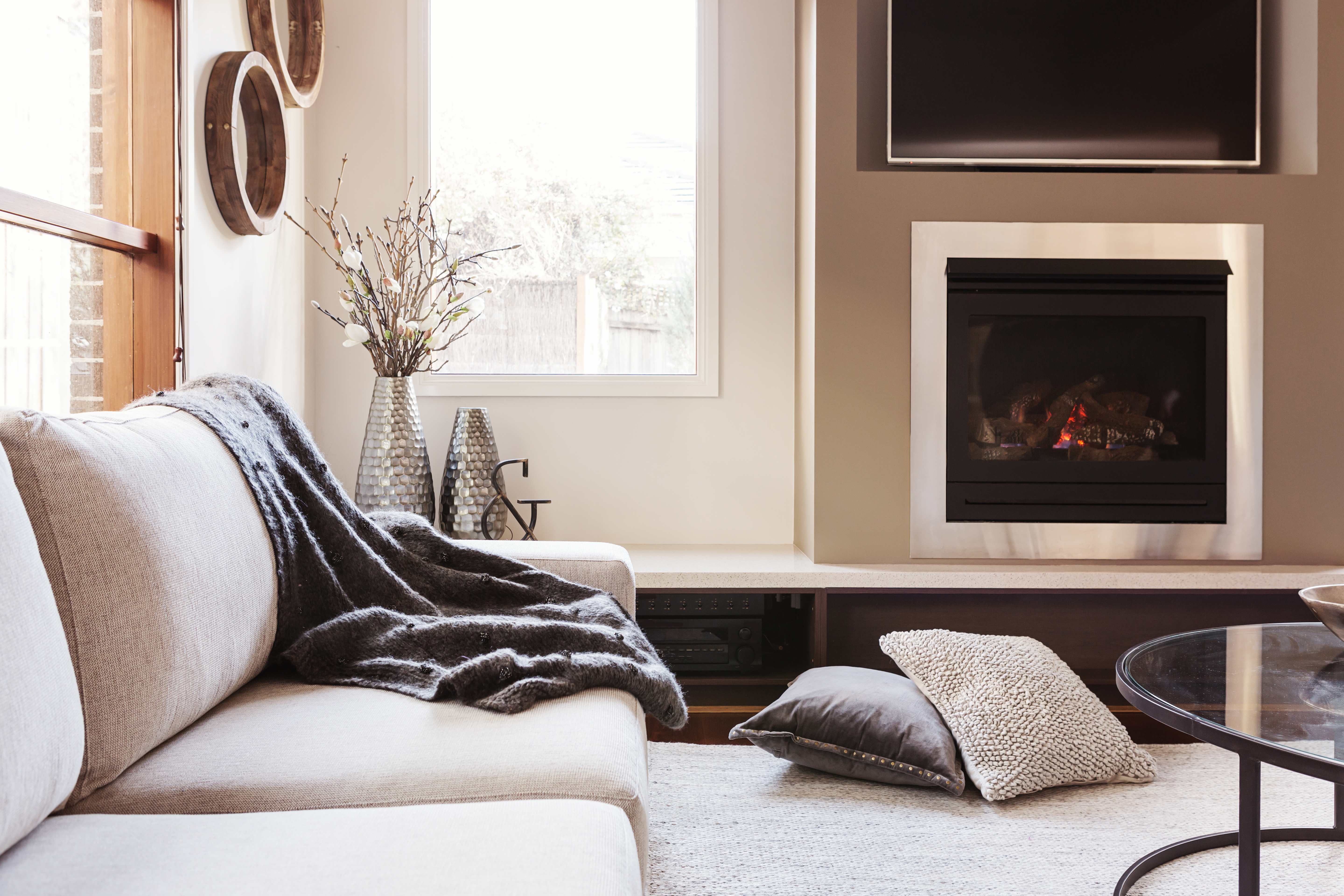 Warm,Inviting,Interior,With,Gas,Log,Fireplace
