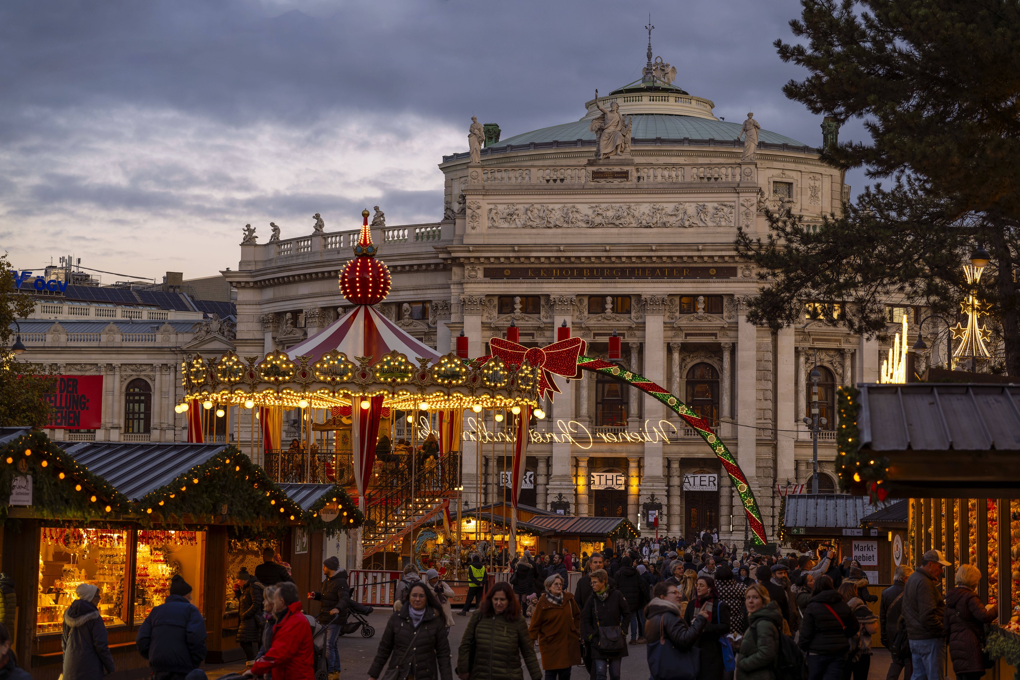 21.11.2023, Österreich, die Hauptstadt Wien. Impressionen vom Weihnachtsmarkt am Rathausplatz, hinten das Burgtheater. 2