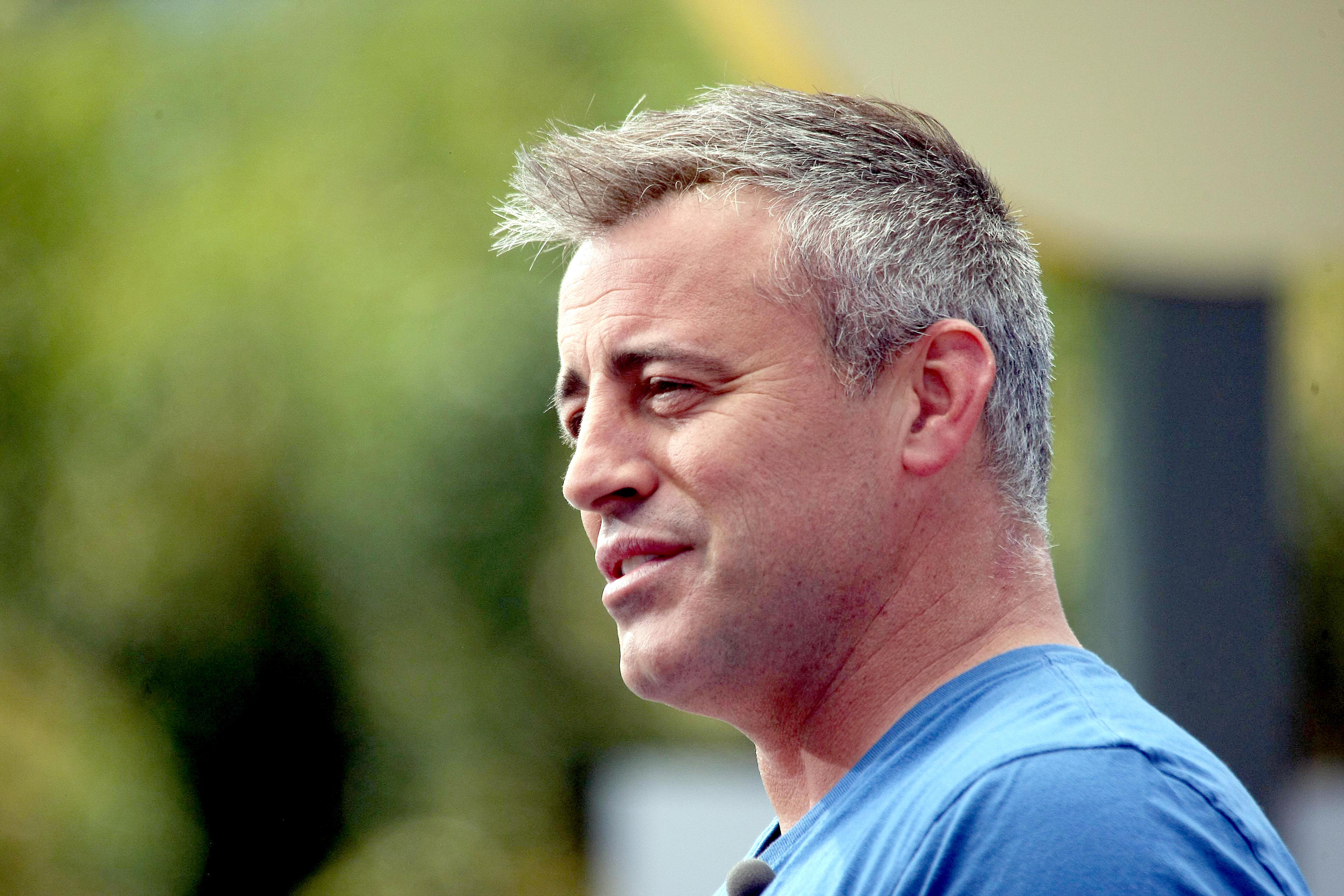 Matt LeBlanc says Hello on the set of "Extra"