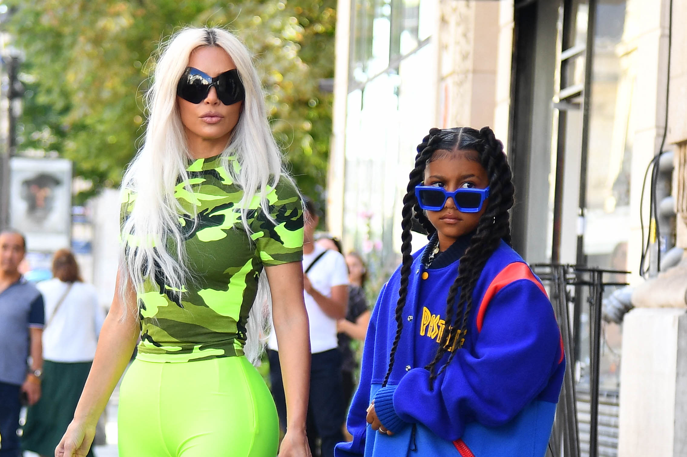 Kim Kardashian et sa fille North West ŕ la sortie des essayages chez Jean-Paul Gaultier ŕ Paris