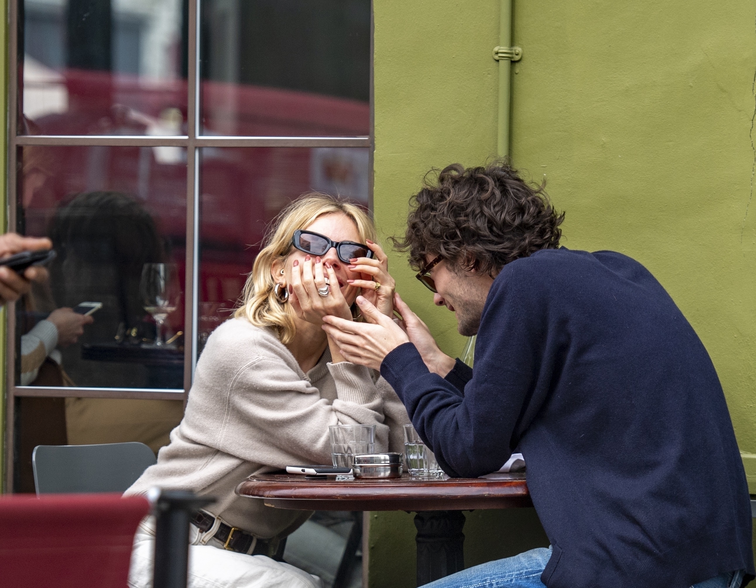 *EXCLUSIVE* *NO SUBSCRIPTIONS* Sienna Miller packs on the PDA with toyboy Oli Green in London!