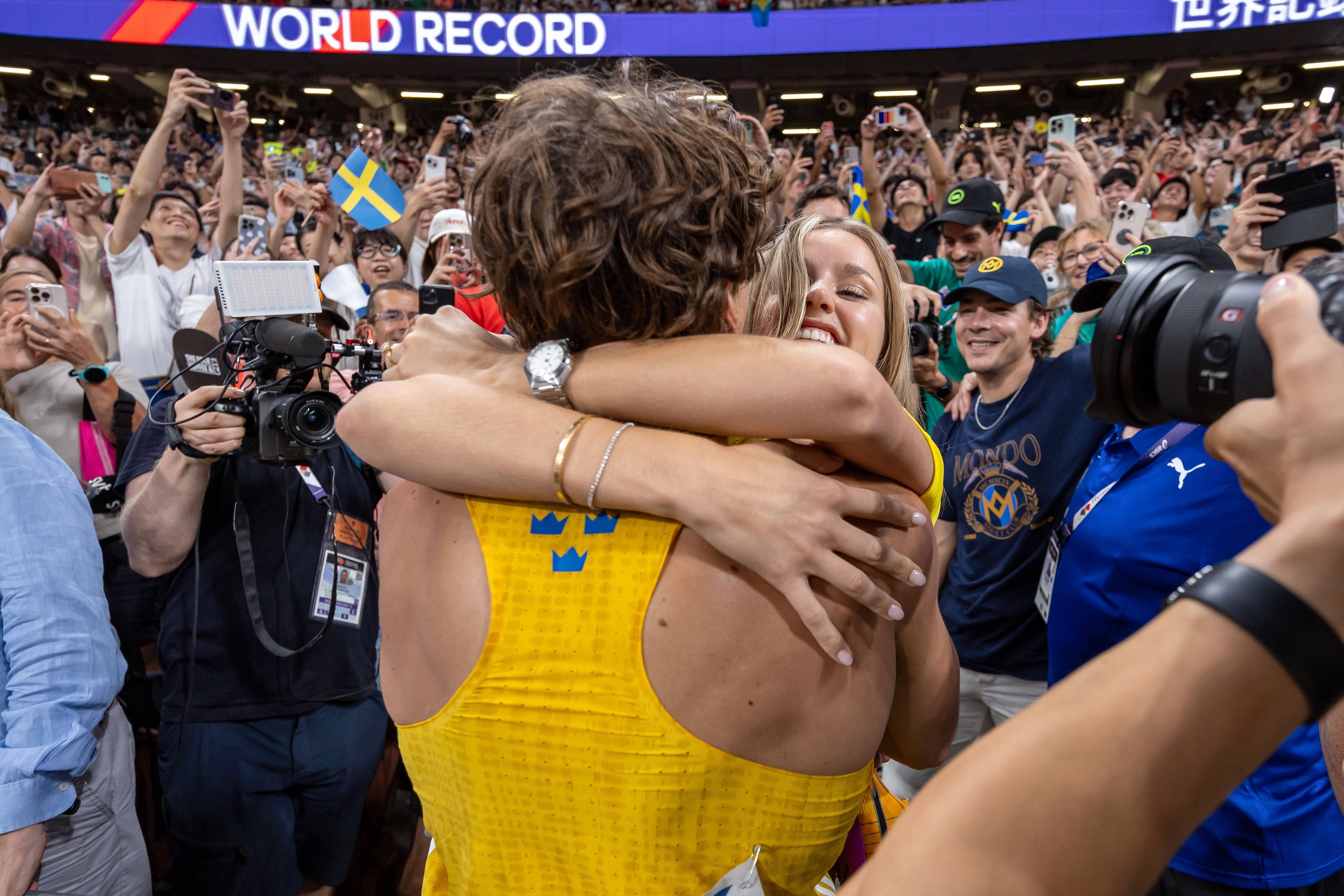 Mondo Duplantis celebrates breaking the world record with his partner Desiré Inglander 15/9/2025