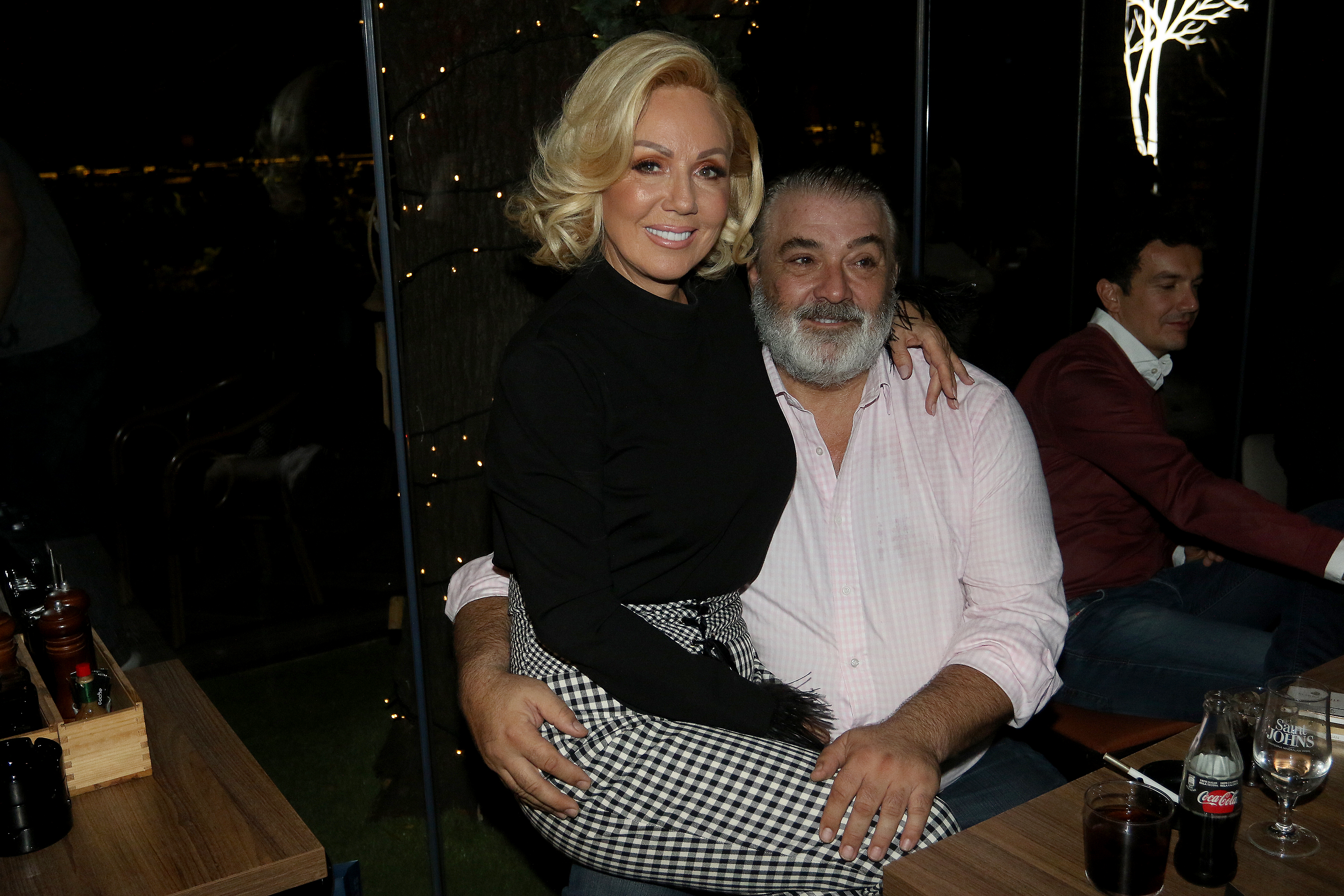 Singer Lepa Brena hosted media representatives after successfully performing two concerts in Stark Arena.Pevacica Lepa Brena ugostila je predstavnike medija posle uspesno odrzana dva koncerta u Stark areni.