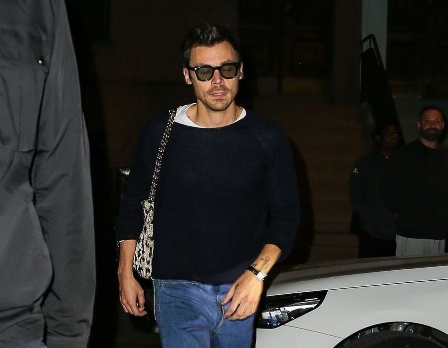 Harry Styles arrives for the SNL dinner in New York