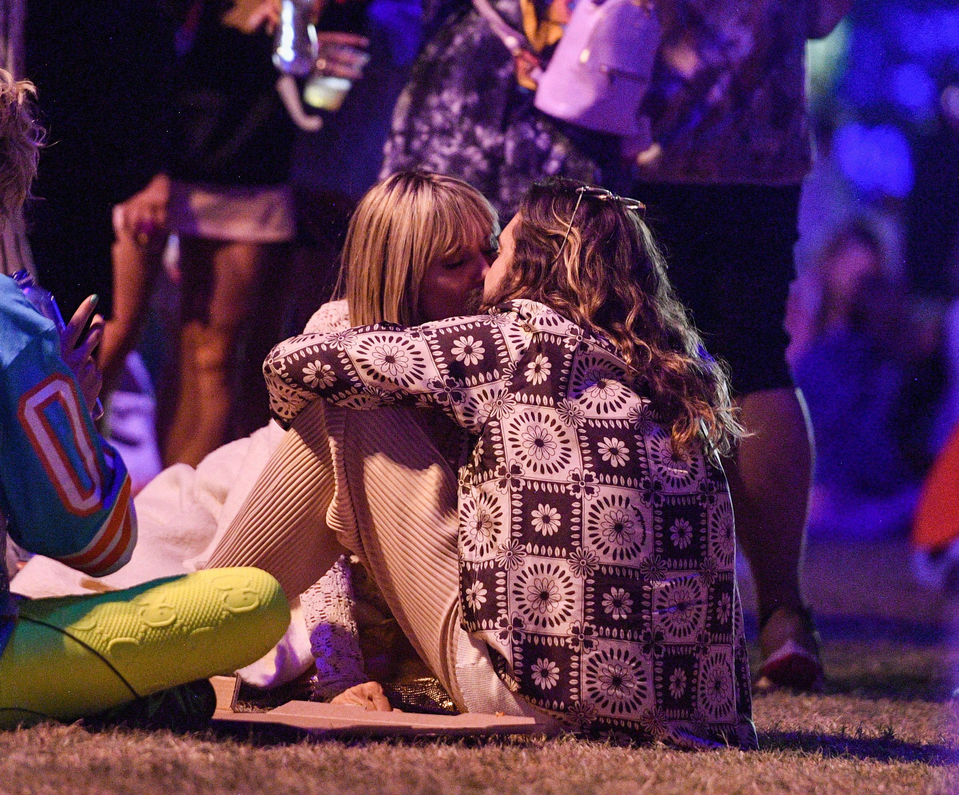 Heidi Klum cant keep her hands off her husband, and her pizza at Coachella